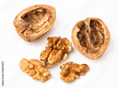 Nueces aisladas en fondo blanco photo