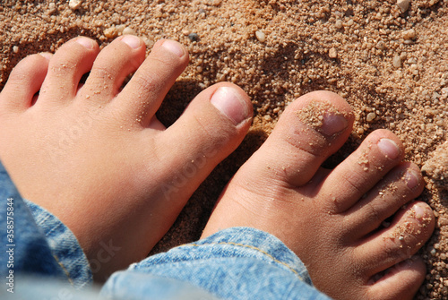 Kinderfüße im Sand photo