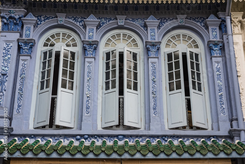 Canvas Print Colourful Shophouse Shutters in Singapore Chinatown