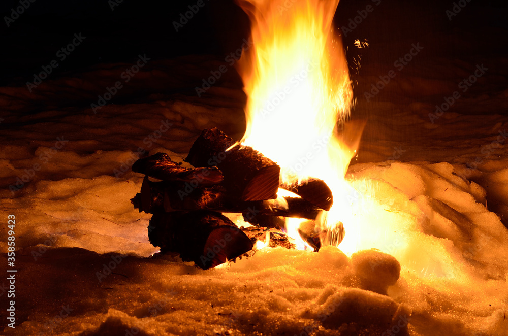 Fotografie massive fire in winter snowy nature
