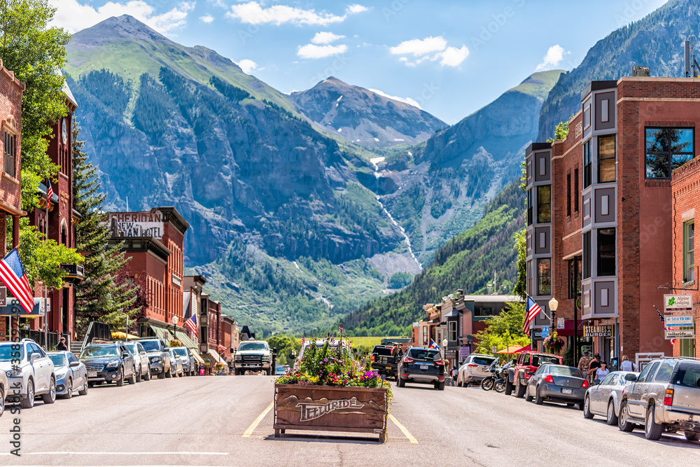 One in small town. Южная дакота сша. Грасс-вэлли, калифорния. Теннесси фото улиц. Город инид сша.