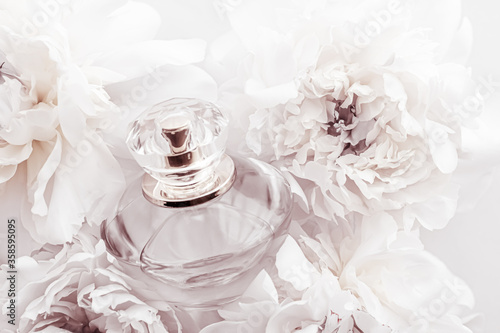 Foto Chic fragrance bottle as luxe perfume product on background of peony flowers, pa