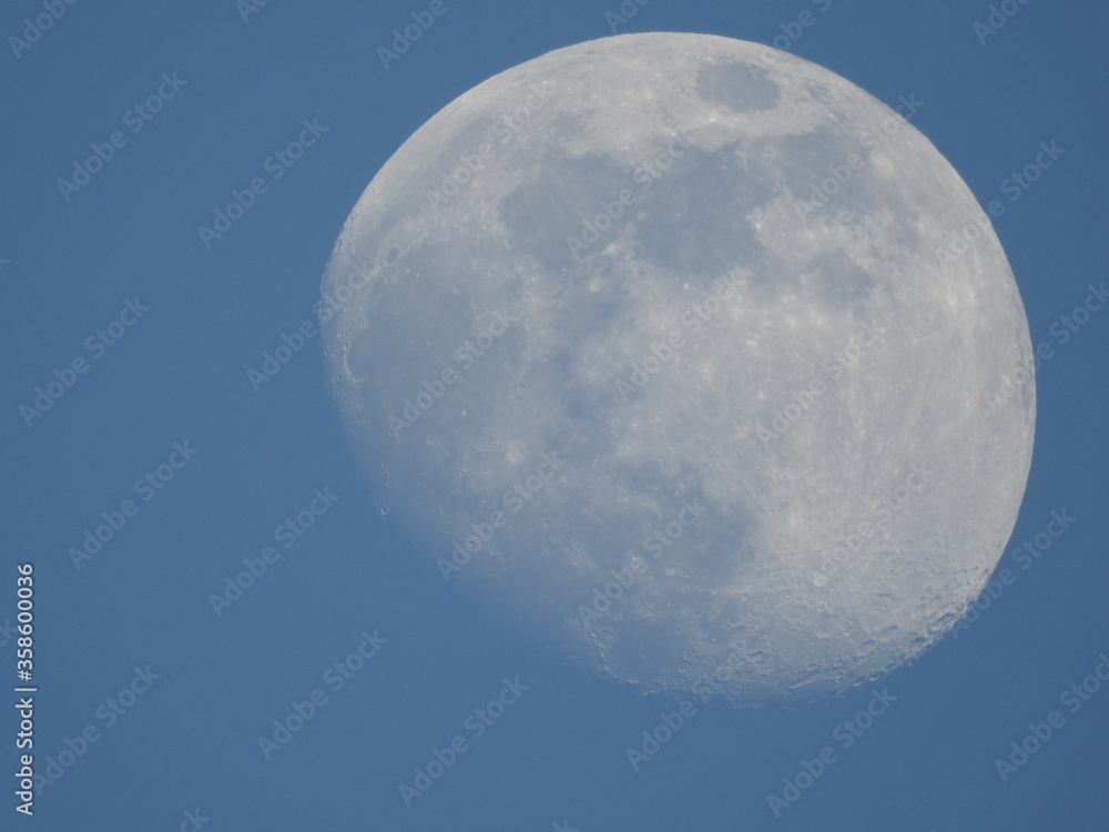 luna espectacular sin anochecer con cielo azul luna espectacular sin anochecer con cielo azul