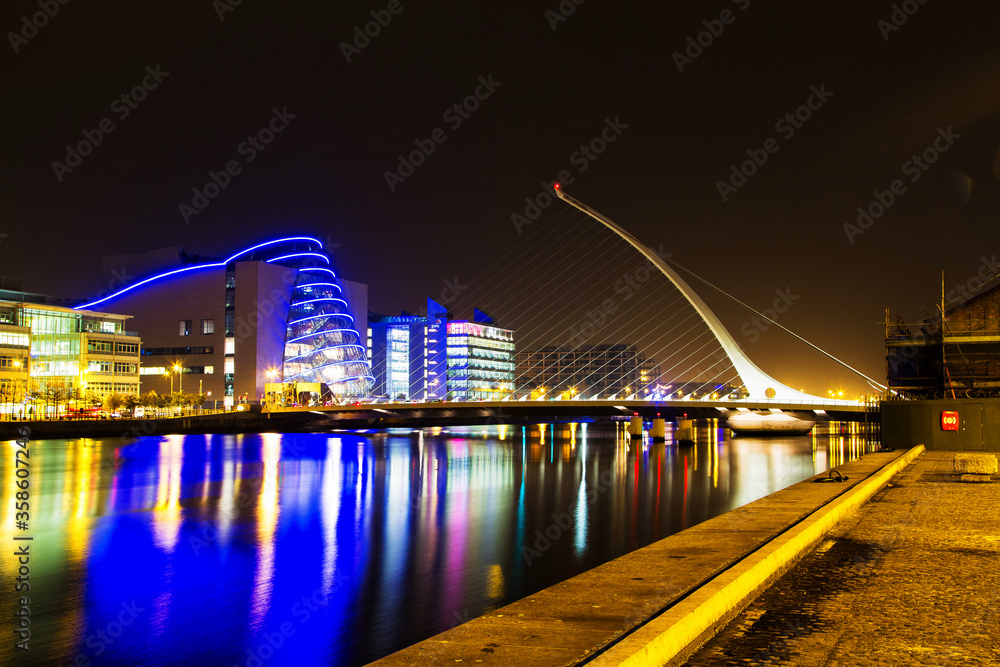 Obraz premium The Samuel Beckett Bridge, Dublin, Ireland