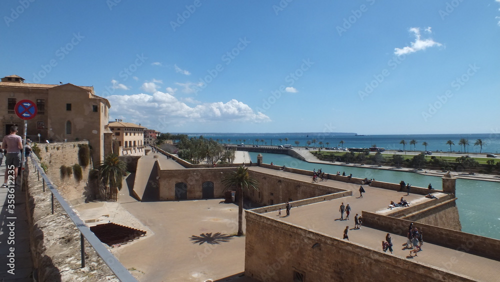 seaview of Catedral de Mallorca with outer courtyard
