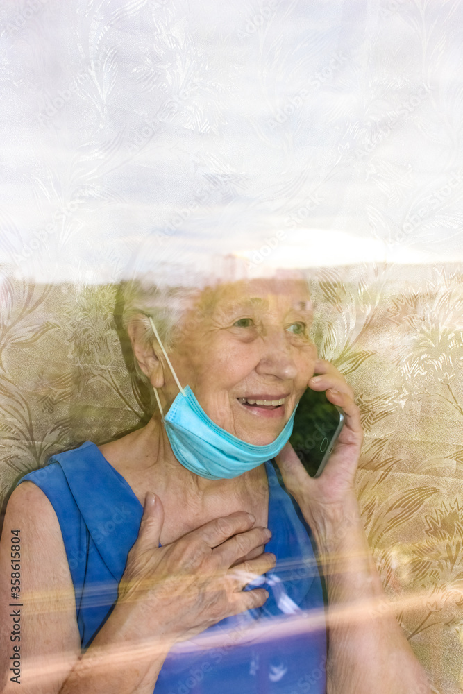Φωτογραφία The Covid-19, health, safety and pandemic concept - senior old lonely woman sitt