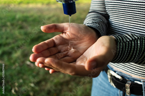 Φωτογραφία Female hands applying hand sanitizer to disinfect them from any possible bacteri