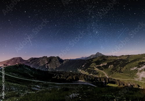 étoile filante dans un ciel nocturne montagnard © Florian