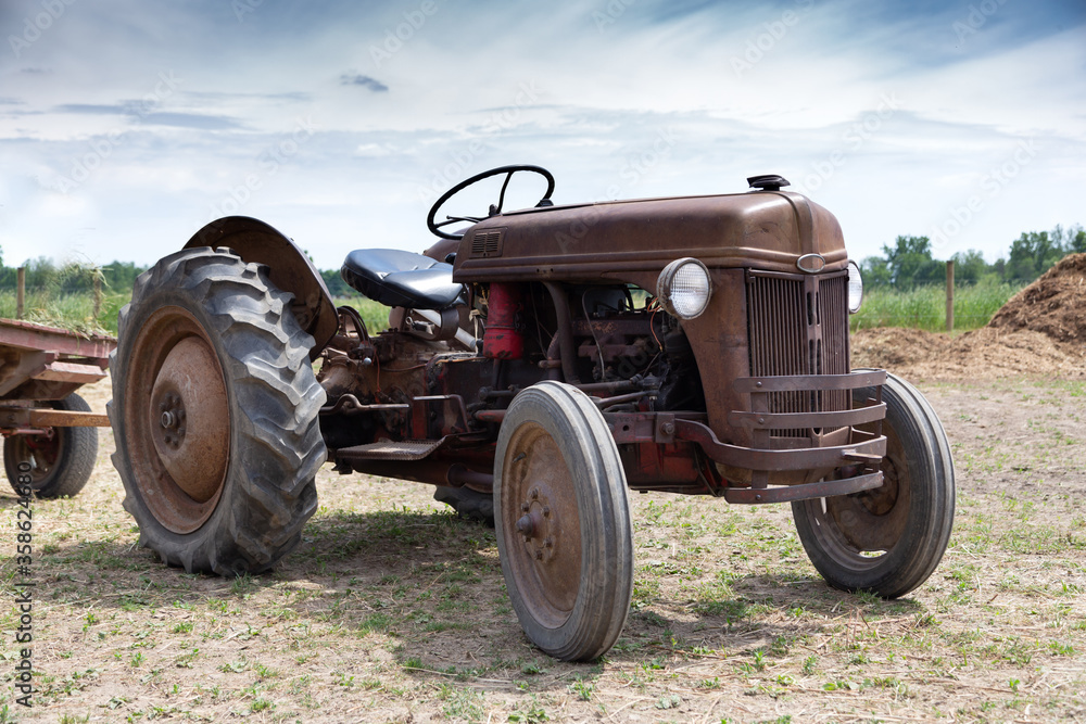 Obraz premium Old Farm tractor in the field.