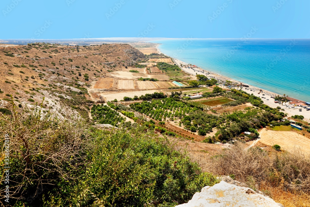 Küstenverlauf mit Strand, Meer, Olivenbaum Plantagen und Klippen