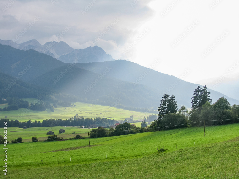 Italien, Trentino-Südtirol, Dobbiaco, Felder im Pustertal, Im Pustertal bei Toblach