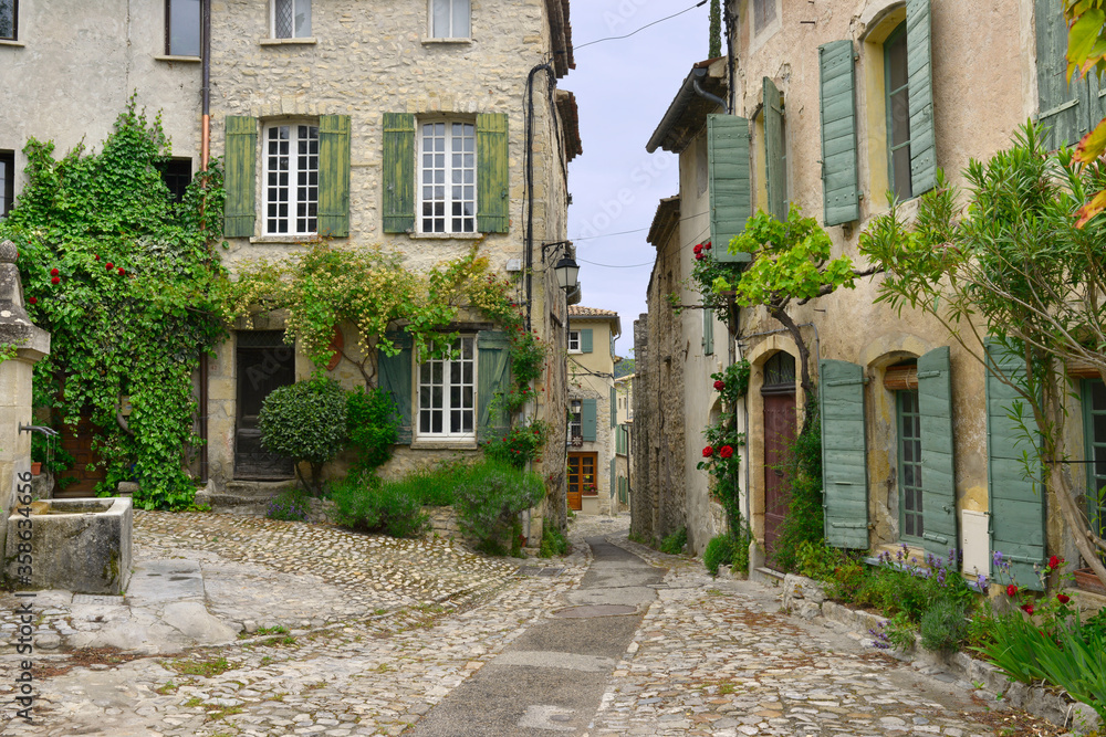 Place de l'Orme à Vaison-la-Romaine (84110), Vaucluse en Provence-Alpes-Côte-d'Azur, France
