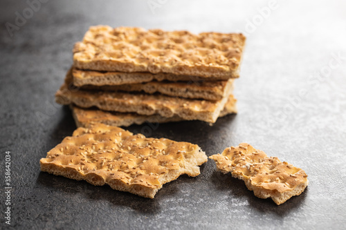 Canvastavla Knackebrot. Wholegrain crispbread with sesame seeds
