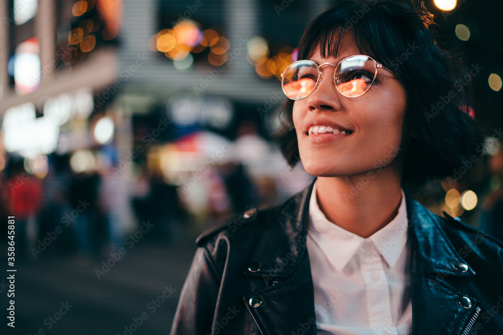 Φωτογραφία Carefree brunette young woman with short haircut in stylish eyewear for eyes pro