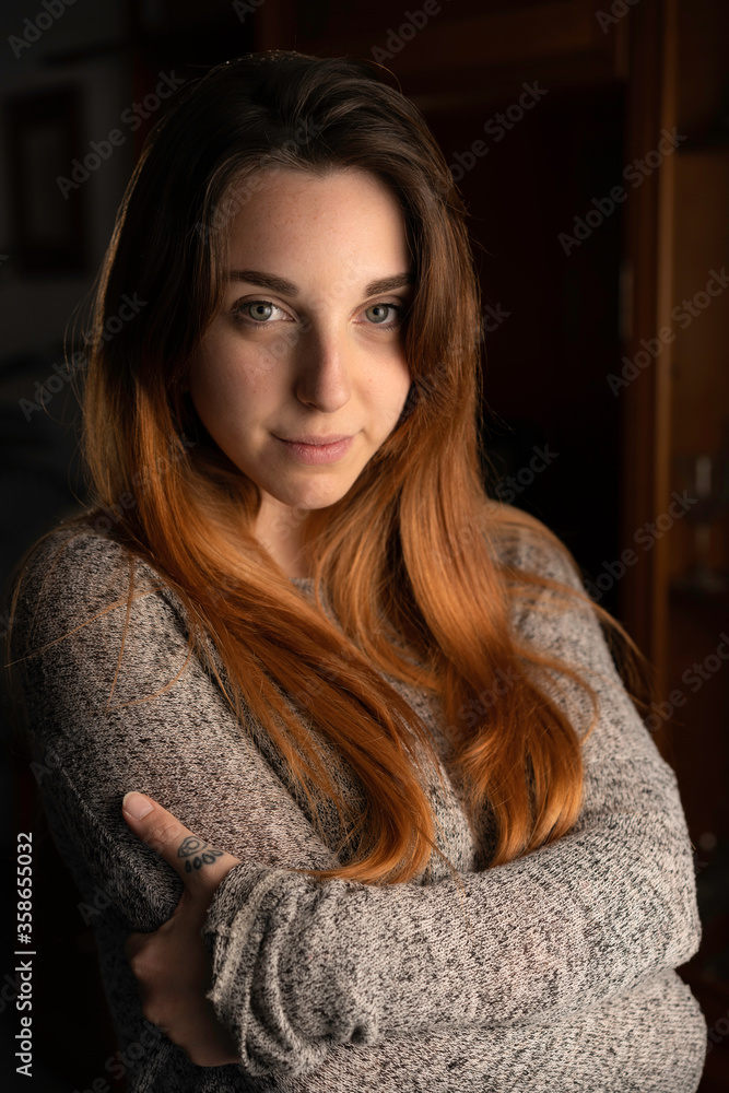 Fototapeta premium Joven pelirroja guapa posa en un interior