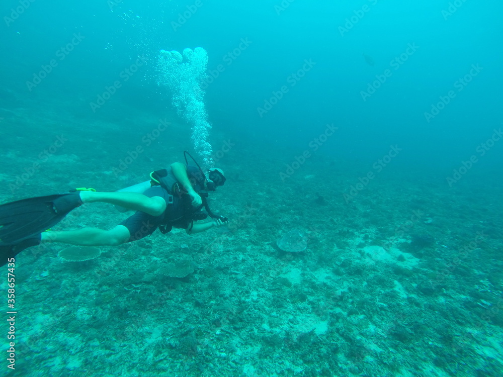 Plongeur sous marin aux îles Gili, Indonésie	