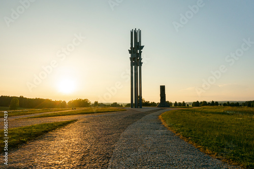 Fototapeta Naklejka Na Ścianę i Meble -  Pomnik zachód słońca pole łąka droga