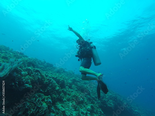 Plongeur sous marin pointant du doigt aux îles Gili, Indonésie  © Atlantis