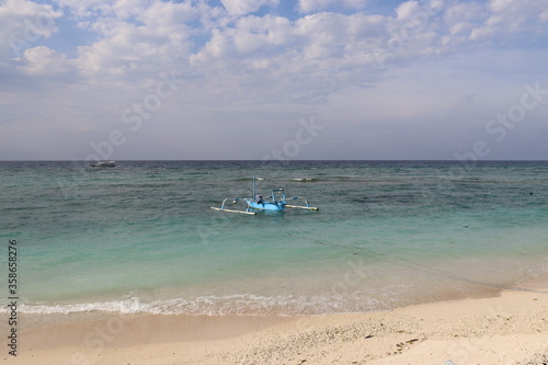 Bateau de pêche en bord de plage à Gili Meno, Indonésie 