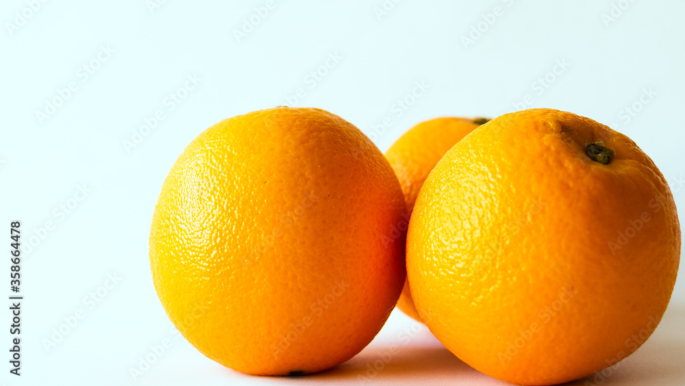 Naranjas frescas y coloridas en primer plano totalmente aisladas en un fondo blanco con iluminación natural sobre ellas Naranjas frescas y coloridas en primer plano totalmente aisladas en un fondo blanco con iluminación natural sobre ellas