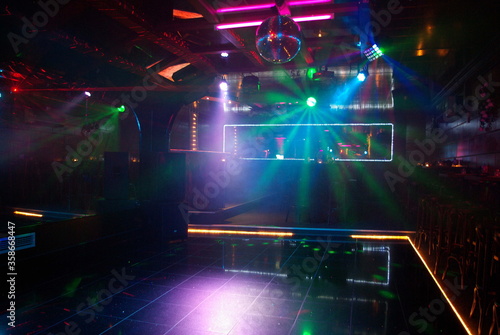 Partyraum / Disco mit Bartresen und bunter Beleuchtung © Yves