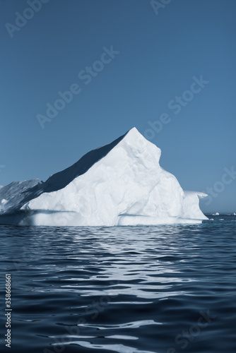 Iceberg    la d  rive  Groenland.
