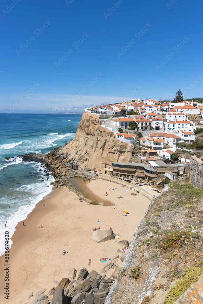 Vista das Azenhas do Mar em Sintra Portugal
