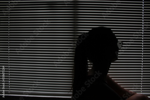 Chica en casa en la quarentena 