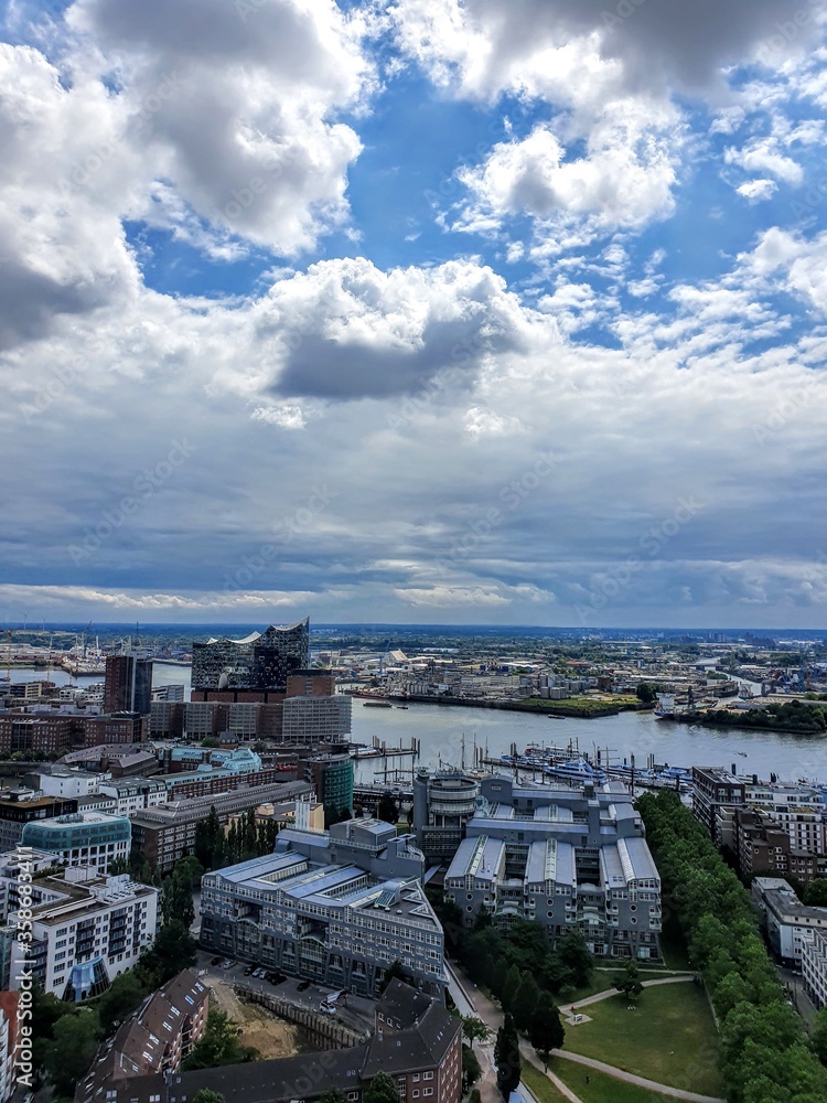 Blick über Hamburg mit dem Hafen und der Elphi bei herrlichem Wetter