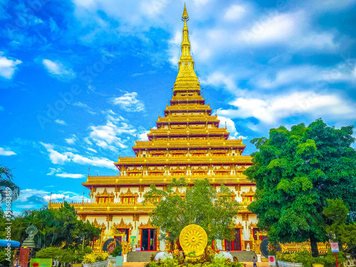 Fotografi The golden pagoda under the blue sky at Phra Mahathat Kaen Nakhon temple (Wat No