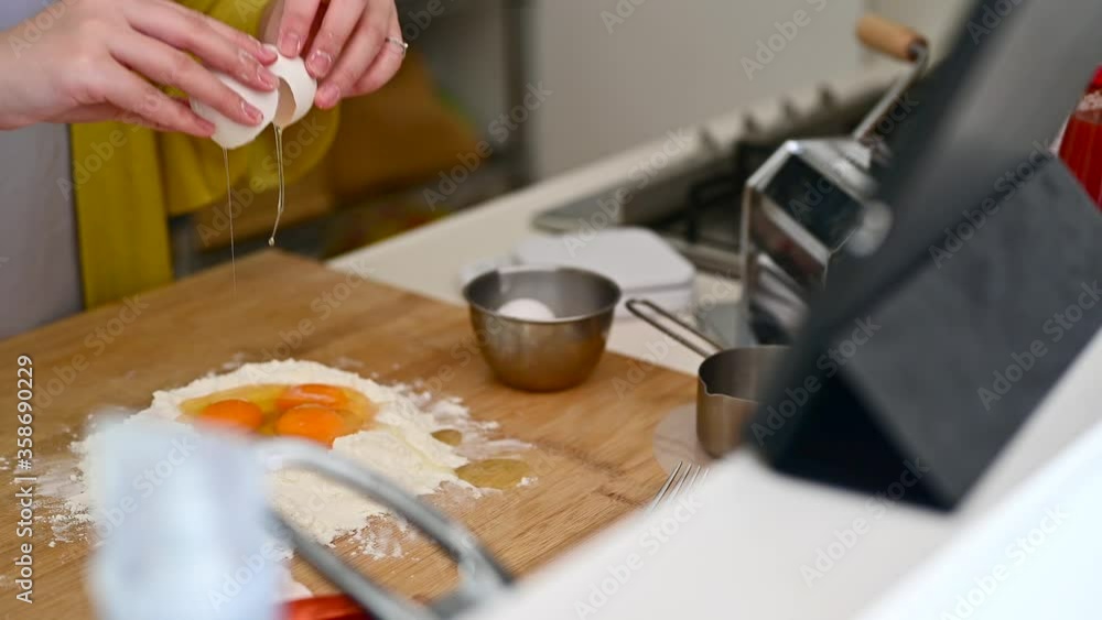 小麦粉の上に卵を落とす/パスタの調理工程 小麦粉の上に卵を落とす/パスタの調理工程