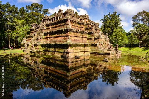It s Phimeanakas or Vimeanakas at Angkor  Cambodia  is a Hindu temple in the Khleang style  built at the end of the 10th century  during the reign of Rajendravarman
