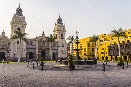 Vista panorámica de la plaza principal de Lima y de la iglesia de la catedral (LIMA, PERU)