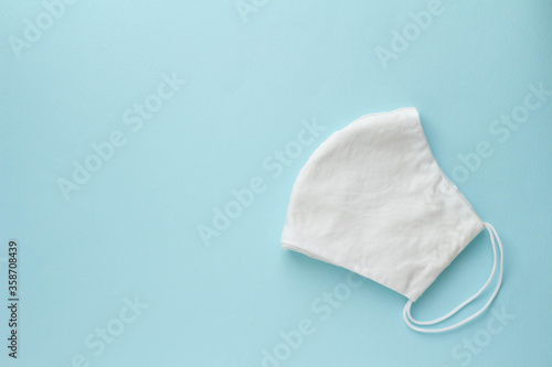 手縫いの白い布マスクと水色の無地の背景 Stock Photo Adobe Stock 手縫いの白い布マスクと水色の無地の背景 Stock Photo Adobe Stock