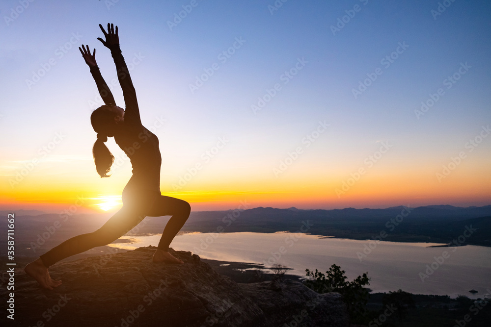 Fototapeta premium Silhouette Yoga on the Mountain