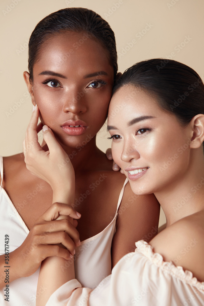 Bevæger sig ikke Vild Tidligere Beauty. Diversity Models Portrait. Asian And Mixed Race Women Standing  Together And Bonding Hands Against Beige Background. Different Ethnic  Female With Healthy Perfect skin And Natural Makeup. Stock Photo | Adobe  Stock