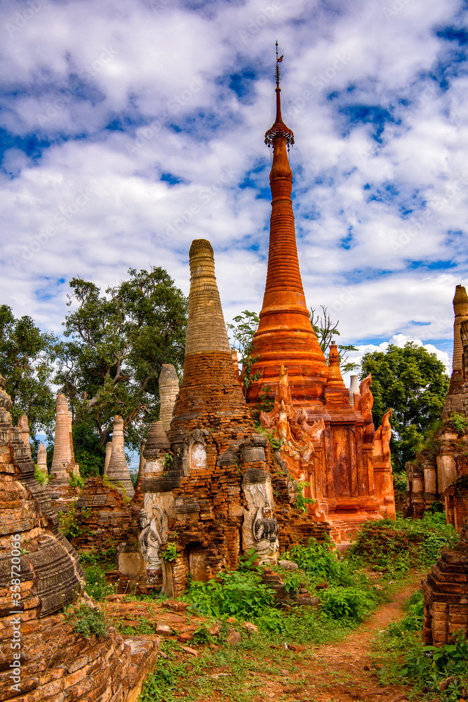 Obraz premium It's Shwe Indein Pagoda, a group of Buddhist pagodas in the village of Indein, near Ywama and Inlay Lake in Shan State, Burma