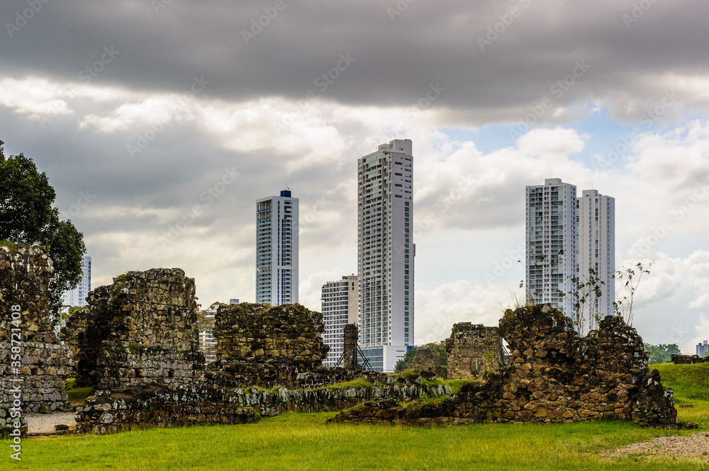 Obraz premium It's Archaeological Site of Panama Viejo and Historic District of Panama. UNESCO World Heritage. And the cityscape of the Panama City on the background