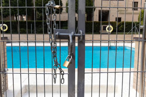 Piscina cerrada por covid-19