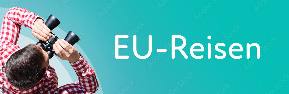Fototapeta premium EU-Reisen. Mann mit Fernglas aus Vogelperspektive. Beobachtung, Draufsicht, Panorama. Business Text auf blau. Statistik, Wirtschaft