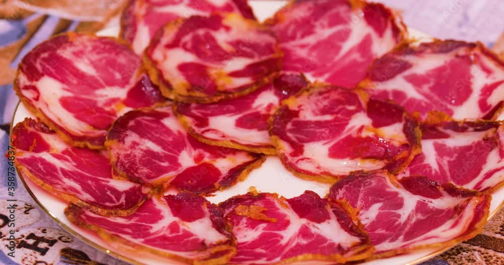 Cibo in Calabria, capocollo affettato tipico calabrese in un piatto. Cibo in Calabria, capocollo affettato tipico calabrese in un piatto.