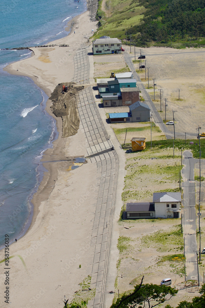 角田浜岬灯台から見る海岸線の家々