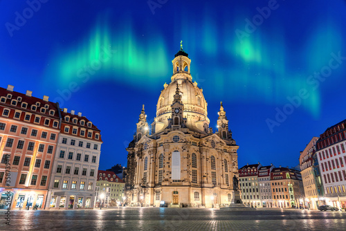 Panoramablick auf die bekannte Frauenkirche am Neumarkt in Dresden, Sachsen, Deutschland