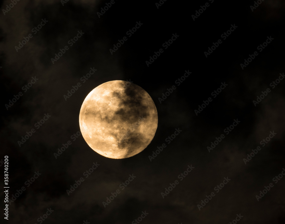 La luna con tonos amarillos