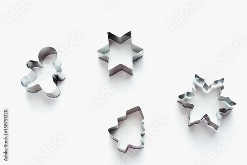 Foto metal cookie cutters, themed cookies, Christmas cookies, bakeware on white backg
