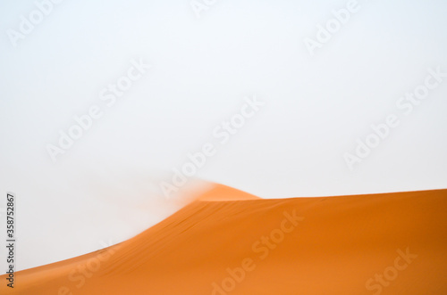 duna deshaci  ndose por el aire en el desierto en marruecos