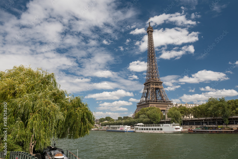 Fototapeta premium View of the Eiffel Tower