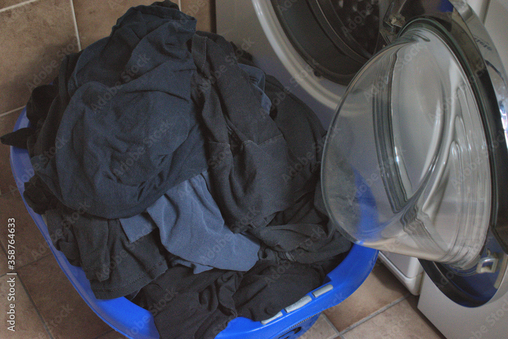 Schmutzige Shirts in einer Waschmaschiene Schmutzige Shirts in einer Waschmaschiene