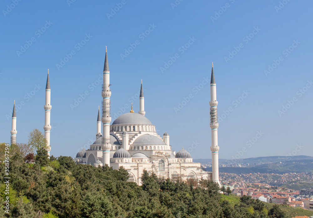 Fototapeta premium Istanbul, Turkey - a country with a strong muslim heritage, Turkey has mosques at every corner. Here in particular the wonderful Çamlica Mosque in Istanbul 
