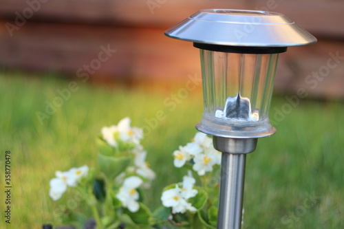 lampa solarna w ogródku